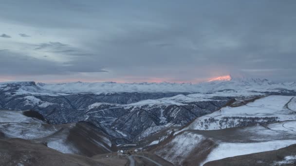 Το σχηματισμό και τις κινήσεις των νεφών μέχρι τις απότομες πλαγιές των βουνών της Κεντρικής Καύκασο κορυφές. — Αρχείο Βίντεο