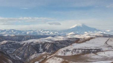 Oluşumu ve bulutlar kadar Merkezi Kafkasya zirvesinin Dağlarının yamaçları dik hareketleri.