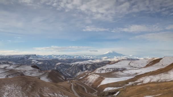 Formace a pohyby mraků až strmých svazích hor centrálního Kavkazu vrcholy. — Stock video