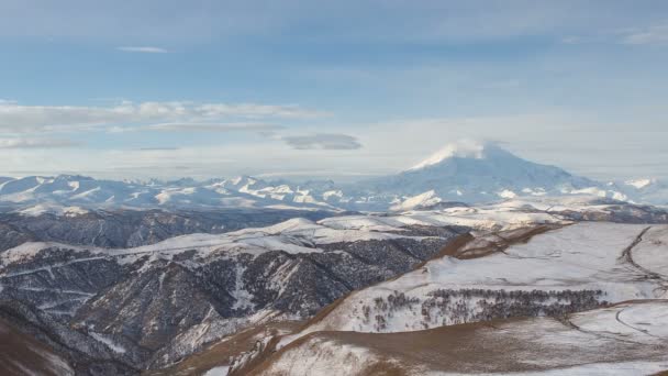 La formación y los movimientos de las nubes hasta las empinadas laderas de las montañas del Cáucaso Central . — Vídeos de Stock