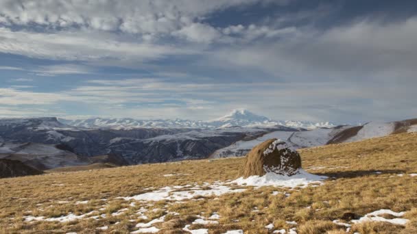 La formación y los movimientos de las nubes hasta las empinadas laderas de las montañas del Cáucaso Central . — Vídeo de stock