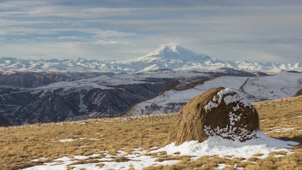 La formación y los movimientos de las nubes hasta las empinadas laderas de las montañas del Cáucaso Central . — Vídeos de Stock