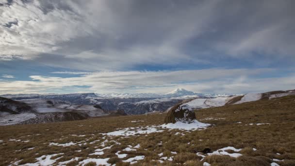 La formación y los movimientos de las nubes hasta las empinadas laderas de las montañas del Cáucaso Central . — Vídeo de stock