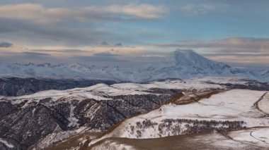 Oluşumu ve bulutlar kadar Merkezi Kafkasya zirvesinin Dağlarının yamaçları dik hareketleri.