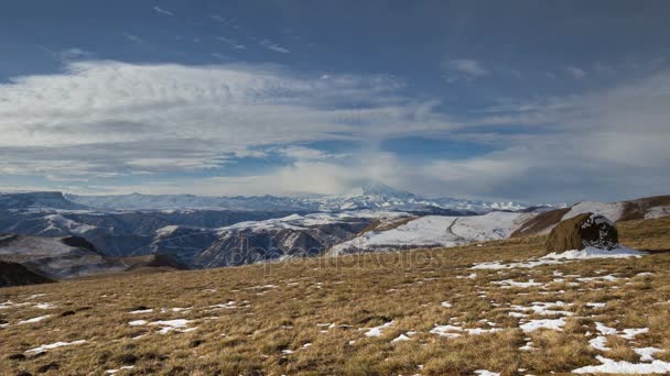 A formação e movimentos de nuvens até as encostas íngremes das montanhas do Cáucaso Central picos . — Vídeo de Stock