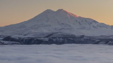 Oluşumu ve bulutlar kadar Merkezi Kafkasya zirvesinin Dağlarının yamaçları dik hareketleri.