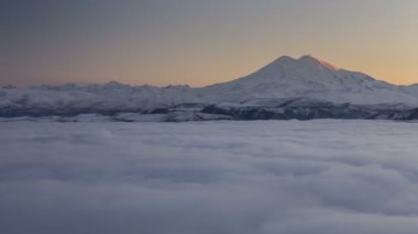 Oluşumu ve bulutlar kadar Merkezi Kafkasya zirvesinin Dağlarının yamaçları dik hareketleri.
