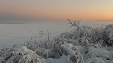 Oluşumu ve bulutlar kadar Merkezi Kafkasya zirvesinin Dağlarının yamaçları dik hareketleri.