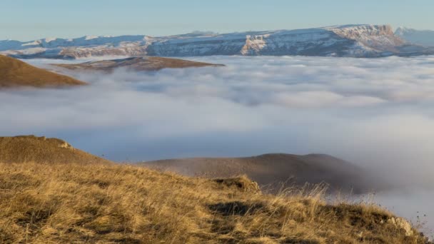 La formación y los movimientos de las nubes hasta las empinadas laderas de las montañas del Cáucaso Central . — Vídeos de Stock