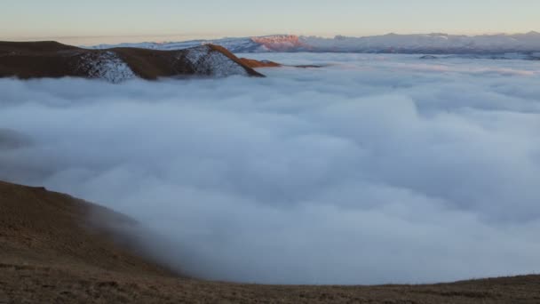 Formarea și mișcările norilor până la pantele abrupte ale munților din vârfurile Caucazului Central . — Videoclip de stoc