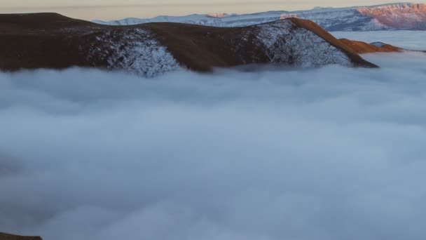 形成と中央コーカサスのピークの山の斜面に雲の動き. — ストック動画