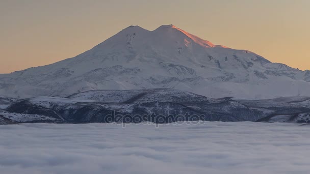 La formation et les mouvements des nuages jusqu'aux pentes abruptes des montagnes du Caucase central sommets . — Video