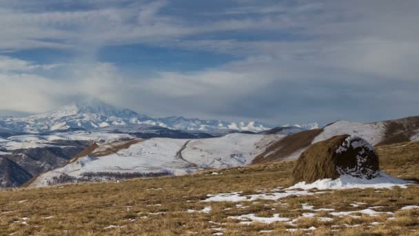Формирование и движение облаков до крутых склонов вершин гор Центрального Кавказа . — стоковое видео