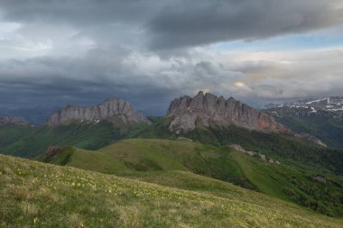  Adygea Bolşoy Thach ve Kafkasya Dağları 'nın yaz yamaçlarında bulutların oluşumu ve hareketi