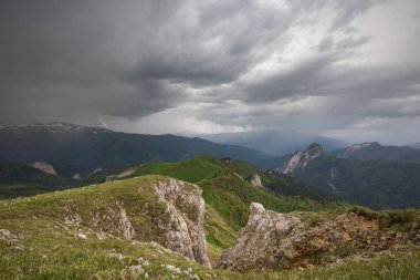  Adygea Bolşoy Thach ve Kafkasya Dağları 'nın yaz yamaçlarında bulutların oluşumu ve hareketi