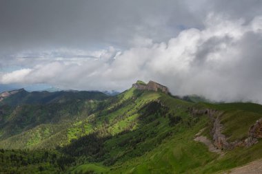  Adygea Bolşoy Thach ve Kafkasya Dağları 'nın yaz yamaçlarında bulutların oluşumu ve hareketi