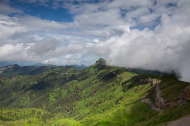 Adygea Bolşoy Thach ve Kafkasya Dağları 'nın yaz yamaçlarında bulutların oluşumu ve hareketi