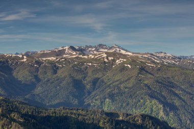  Adygea Bolşoy Thach ve Kafkasya Dağları 'nın yaz yamaçlarında bulutların oluşumu ve hareketi