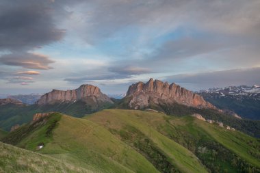  Adygea Bolşoy Thach ve Kafkasya Dağları 'nın yaz yamaçlarında bulutların oluşumu ve hareketi