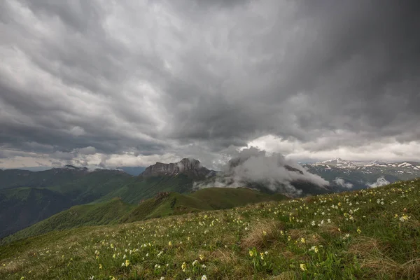 Rússia, cronologia. A formação e movimento de nuvens sobre o — Fotografia de Stock