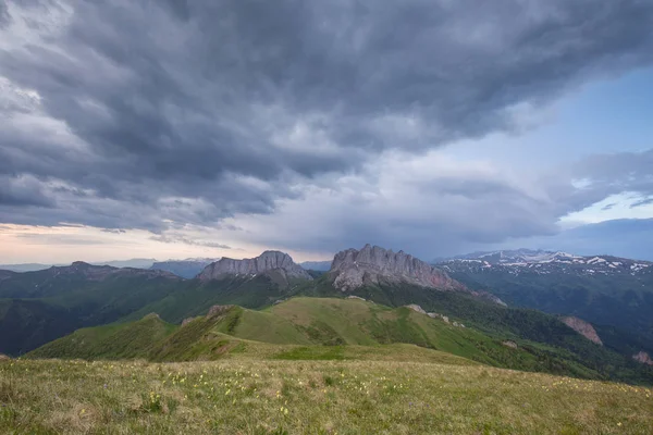 Rusia, timelapse. La formación y el movimiento de las nubes sobre el — Foto de Stock