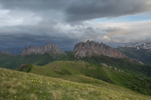 The formation and movement of clouds over the summer slopes of Adygea Bolshoy Thach and the Caucasus Mountains — Stock Photo, Image