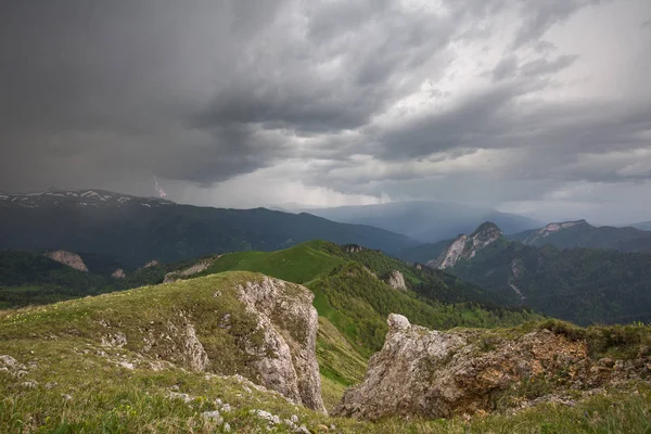 La formación y el movimiento de las nubes sobre las laderas de verano de Adygea Bolshoy Thach y las montañas del Cáucaso — Foto de Stock