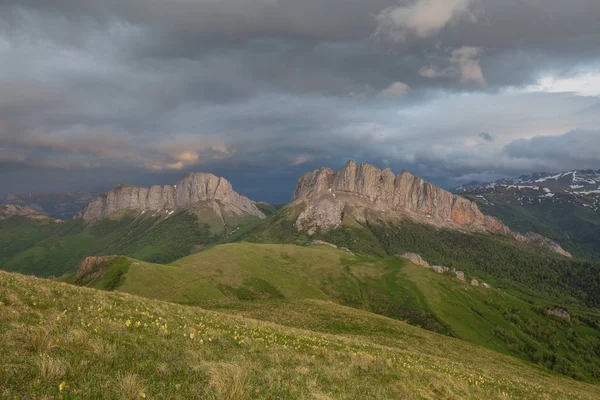 A formação e movimento de nuvens sobre as encostas de verão de Adygea Bolshoy Thach e as montanhas do Cáucaso — Fotografia de Stock