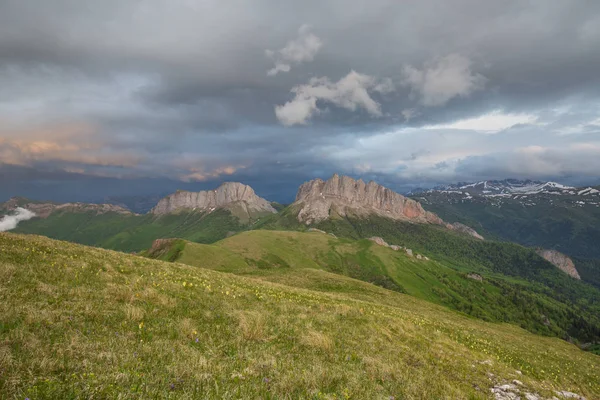 A formação e movimento de nuvens sobre as encostas de verão de Adygea Bolshoy Thach e as montanhas do Cáucaso — Fotografia de Stock