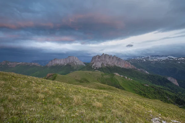 A formação e movimento de nuvens sobre as encostas de verão de Adygea Bolshoy Thach e as montanhas do Cáucaso — Fotografia de Stock