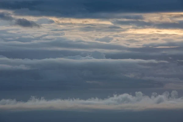 La formación y el movimiento de las nubes sobre las laderas de verano de Adygea Bolshoy Thach y las montañas del Cáucaso — Foto de Stock