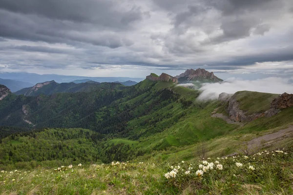 La formación y el movimiento de las nubes sobre las laderas de verano de Adygea Bolshoy Thach y las montañas del Cáucaso — Foto de Stock