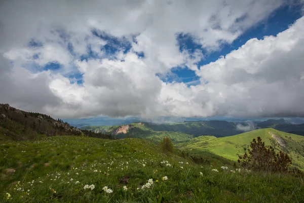 La formación y el movimiento de las nubes sobre las laderas de verano de Adygea Bolshoy Thach y las montañas del Cáucaso — Foto de Stock