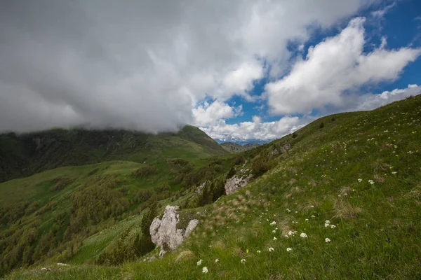  Adygea Bolşoy Thach ve Kafkasya Dağları 'nın yaz yamaçlarında bulutların oluşumu ve hareketi