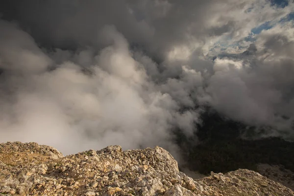 Adygea Bolshoy Thachとコーカサス山脈の夏の斜面上の雲の形成と動き — ストック写真