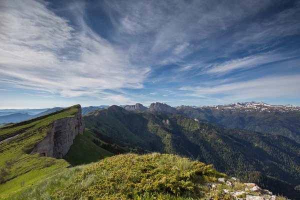 A formação e movimento de nuvens sobre as encostas de verão de Adygea Bolshoy Thach e as montanhas do Cáucaso — Fotografia de Stock