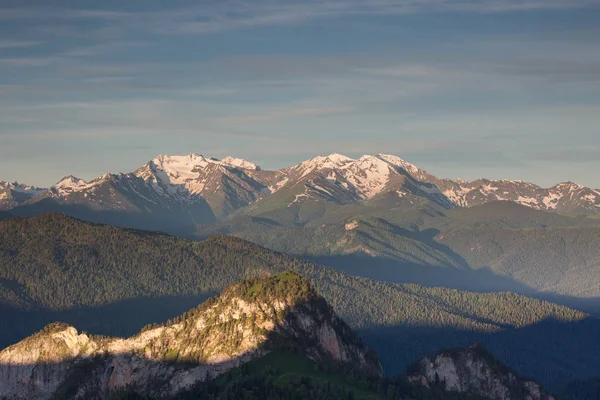 A formação e movimento de nuvens sobre as encostas de verão de Adygea Bolshoy Thach e as montanhas do Cáucaso — Fotografia de Stock