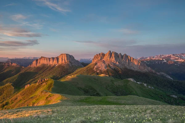 Adygea Bolşoy Thach ve Kafkasya Dağları 'nın yaz yamaçlarında bulutların oluşumu ve hareketi