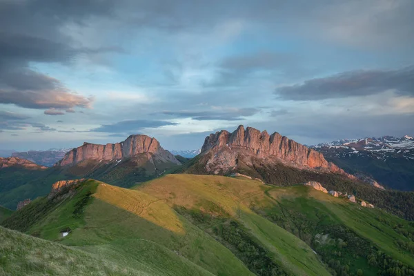 A formação e movimento de nuvens sobre as encostas de verão de Adygea Bolshoy Thach e as montanhas do Cáucaso — Fotografia de Stock