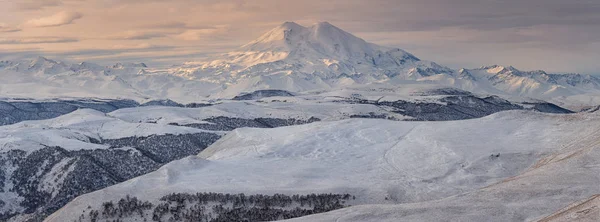 Россия, Кавказские горы, Кабардино-Балкария. Эльбрус — стоковое фото