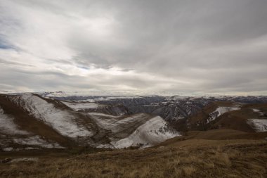Rusya. Kafkas Dağları ilk karda geç Güz 