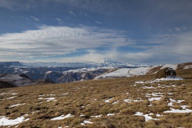 Rusya. Kafkas Dağları ilk karda geç Güz 