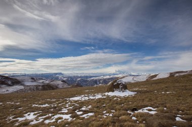 Rusya. Kafkas Dağları ilk karda geç Güz 