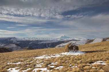 Rusya. Kafkas Dağları ilk karda geç Güz 