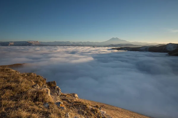 A Rússia. A primeira neve no final do outono nas montanhas do Cáucaso — Fotografia de Stock