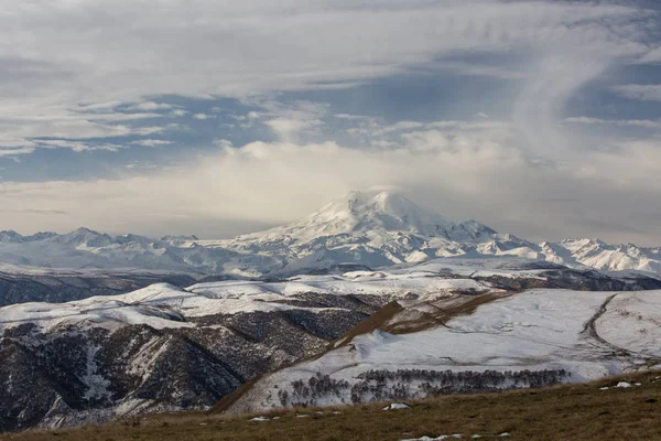 Ryssland. Första snön i slutet av hösten i Kaukasus bergen — Stockfoto