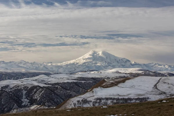 Rusya. Kafkas Dağları ilk karda geç Güz 