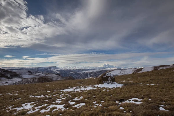 Rusia. La primera nieve a finales de otoño en las montañas del Cáucaso — Foto de Stock