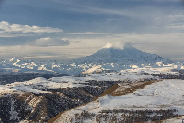 Rusia. La primera nieve a finales de otoño en las montañas del Cáucaso — Foto de Stock