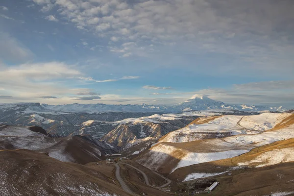 Rusia. La primera nieve a finales de otoño en las montañas del Cáucaso —  Fotos de Stock